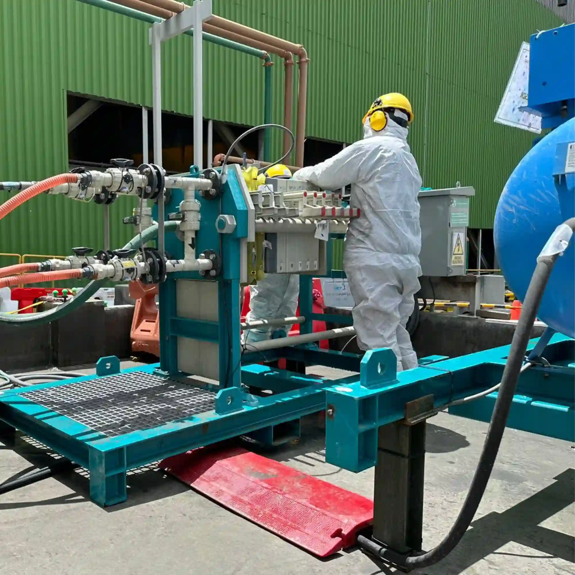 Técnico TMI realizando mantenimiento